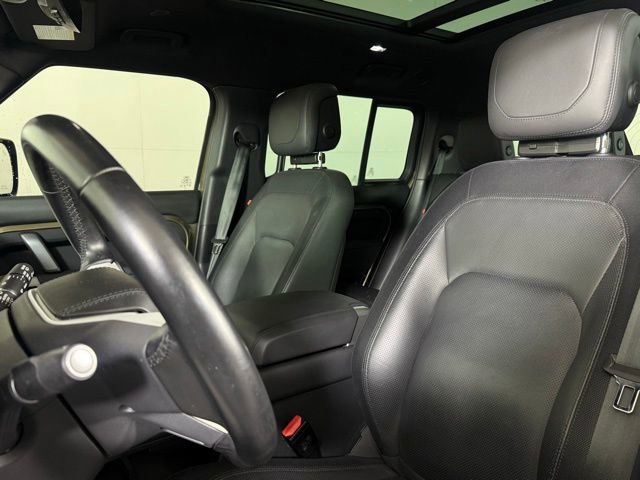 Used 2023 Land Rover Defender 130 X-Dynamic SE image 4
