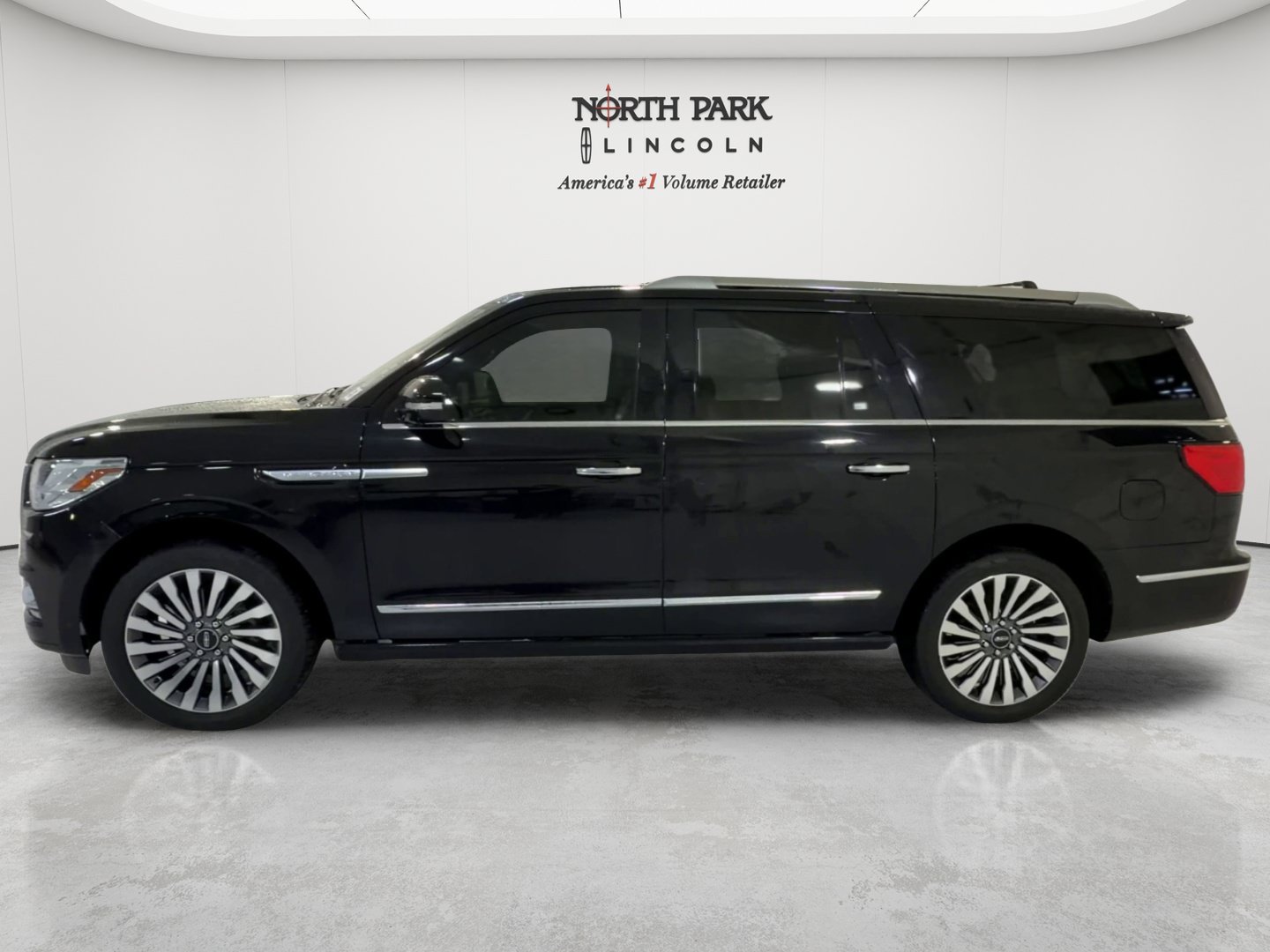 Used 2018 Lincoln Navigator L Reserve w/ Technology Package AWD/4WD image 6