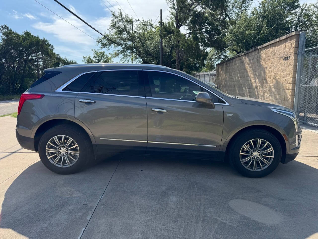 Used 2017 Cadillac XT5 Luxury w/ Driver Awareness Package FWD image 17