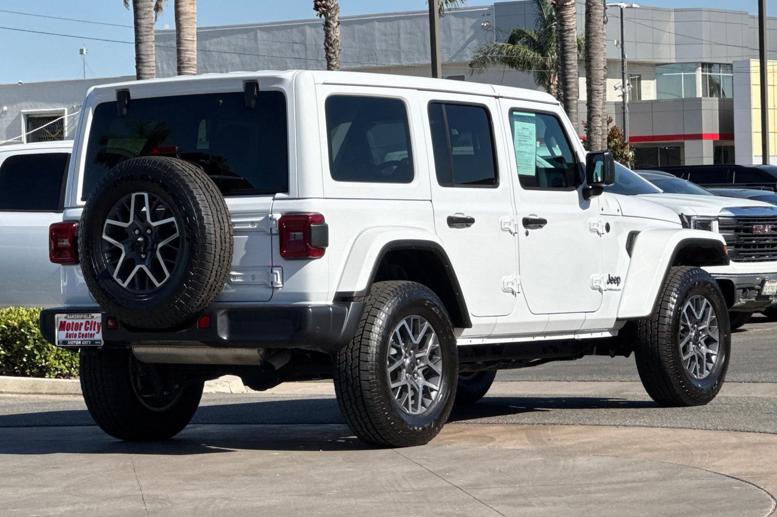 Used 2025 Jeep Wrangler Unlimited Sahara AWD/4WD image 4