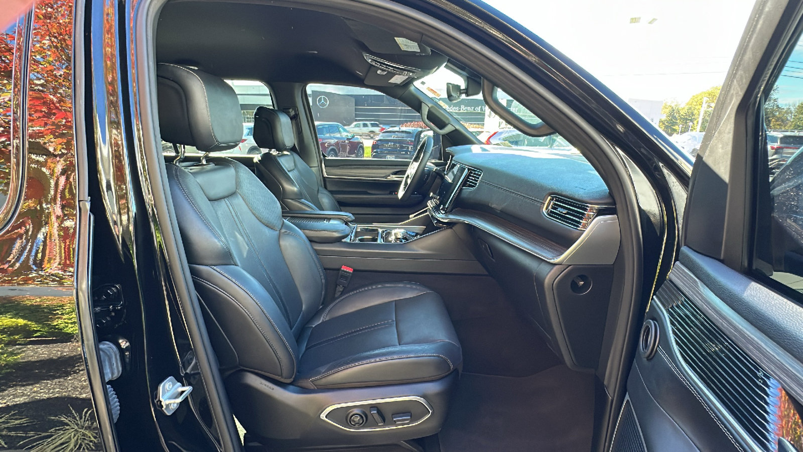 Used 2023 Jeep Wagoneer L Series II image 23