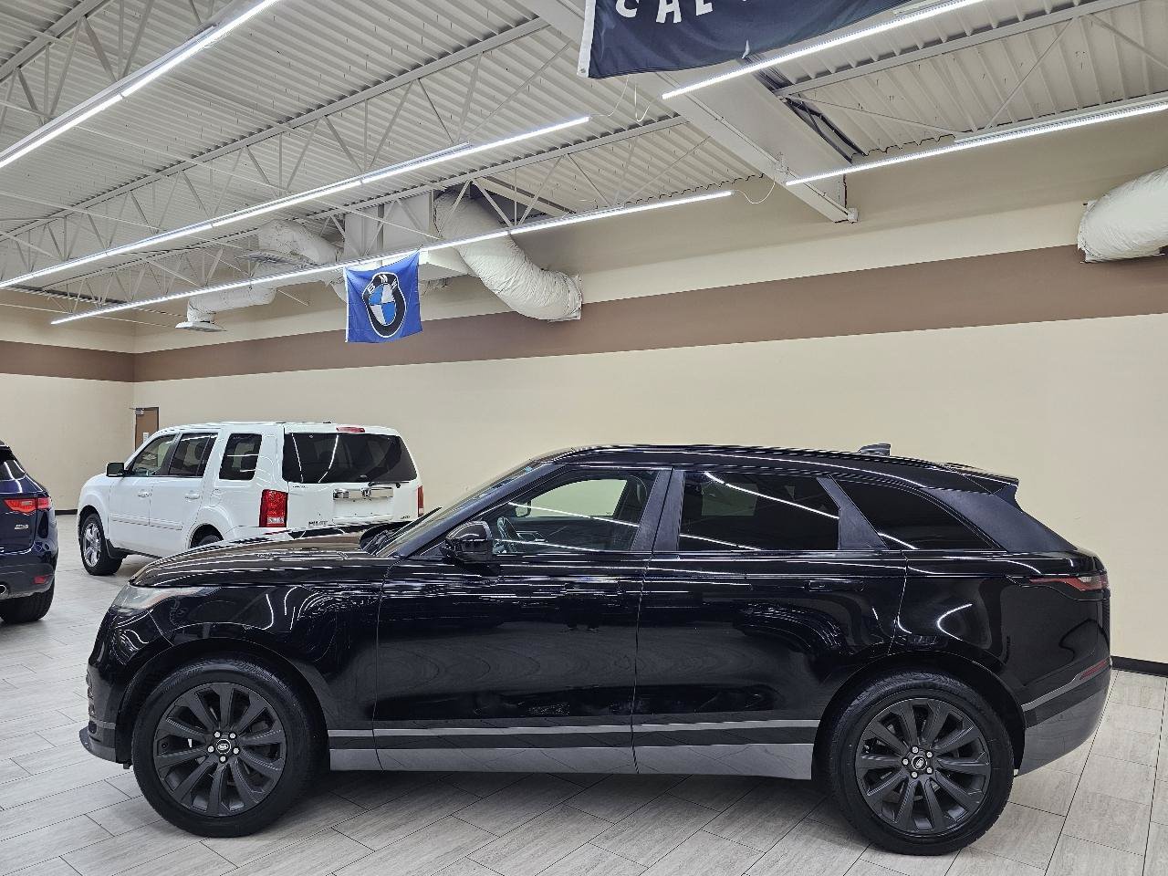 Used 2018 Land Rover Range Rover Velar R-Dynamic SE AWD/4WD image 9