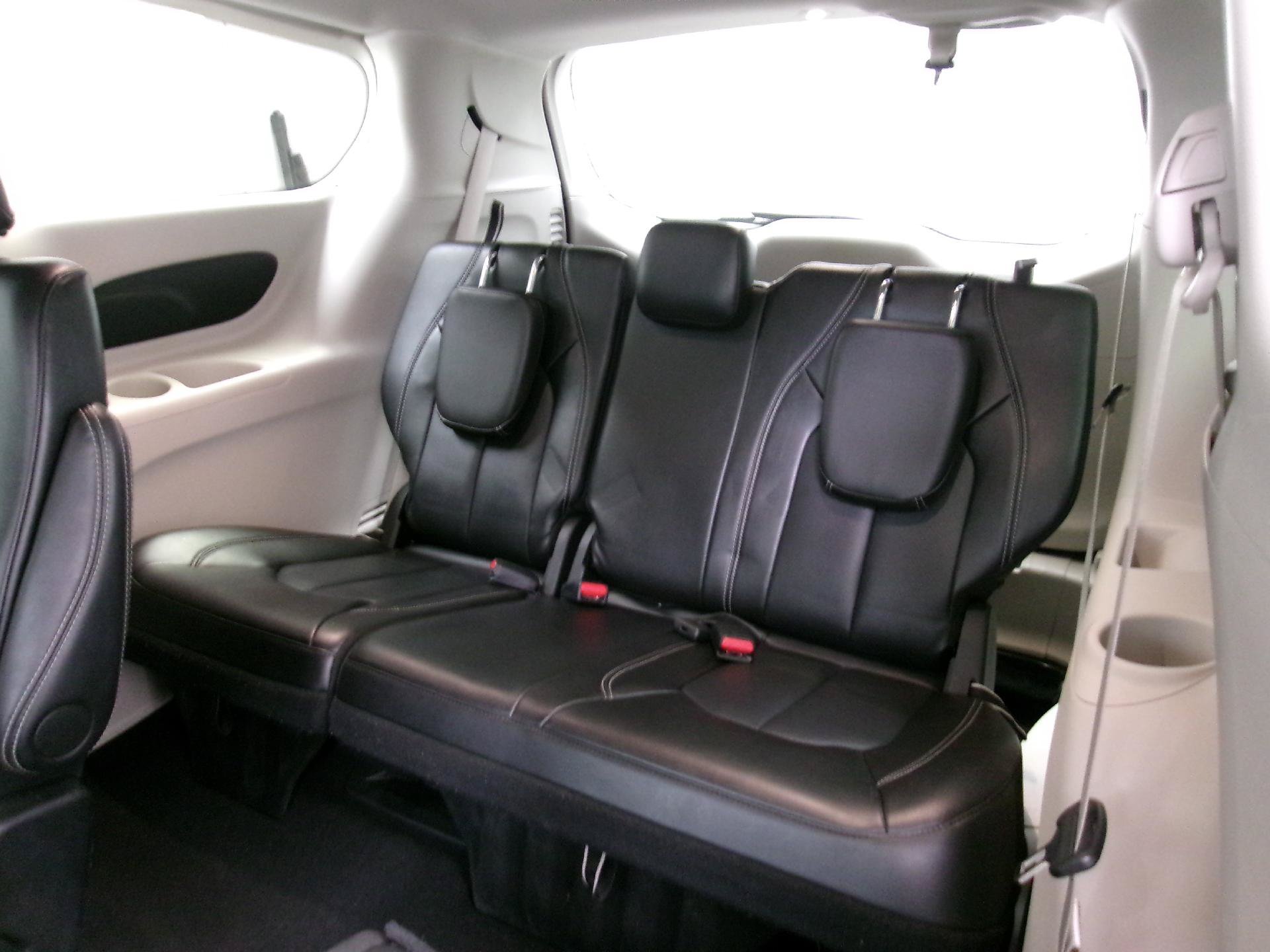 Used 2024 Chrysler Pacifica Touring-L FWD image 10