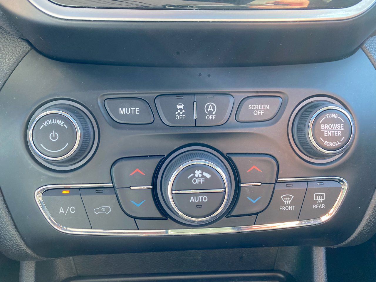 Used 2019 Jeep Cherokee Limited image 27