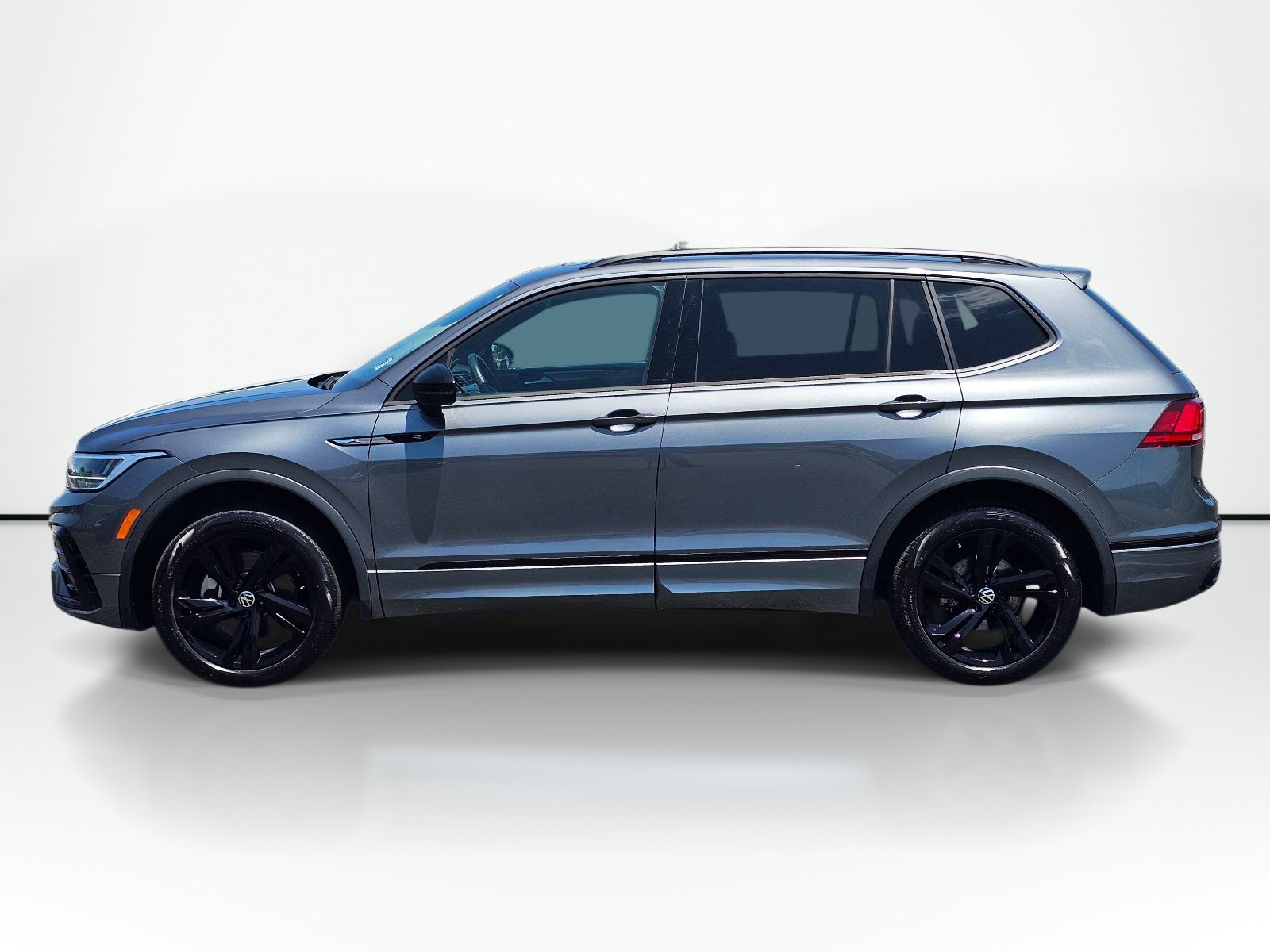 Used 2024 Volkswagen Tiguan SE R-Line AWD/4WD image 12