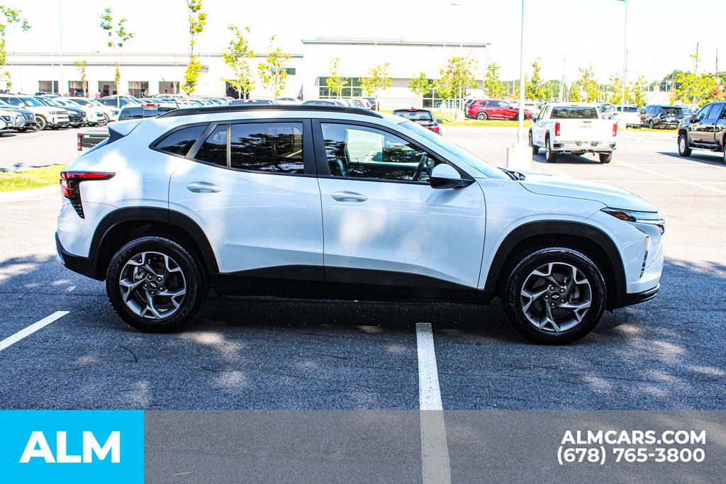 Used 2025 Chevrolet Trax LT FWD image 8