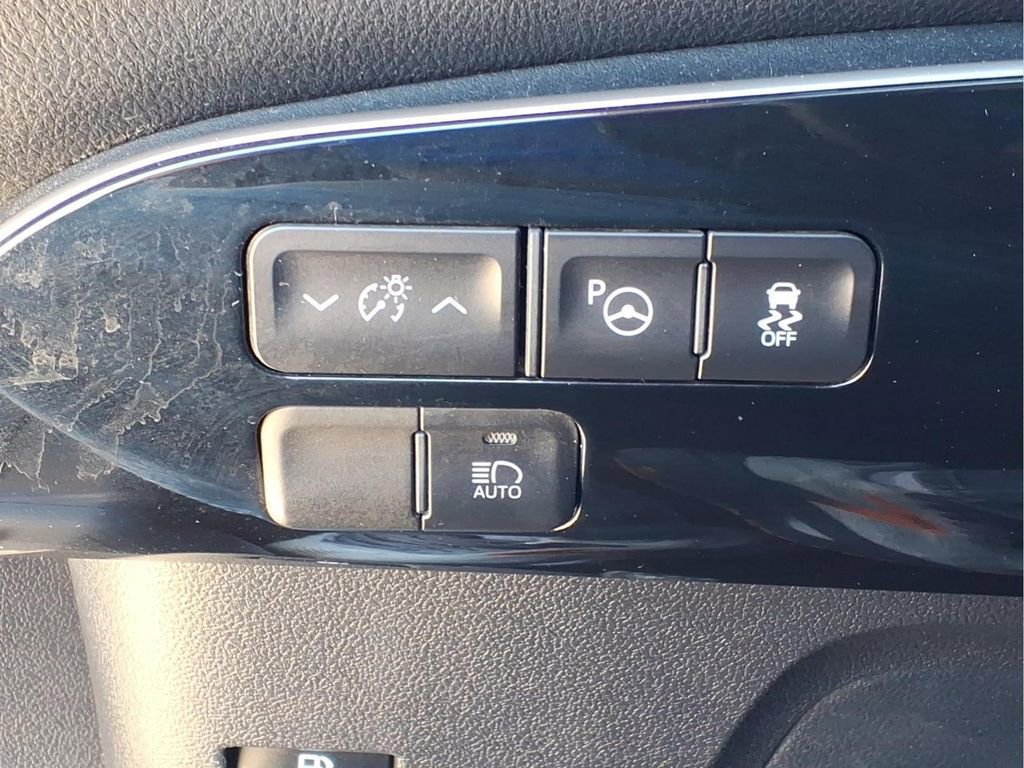 Used 2018 Toyota Prius Two w/ Prius Two Safety Plus Package FWD image 13