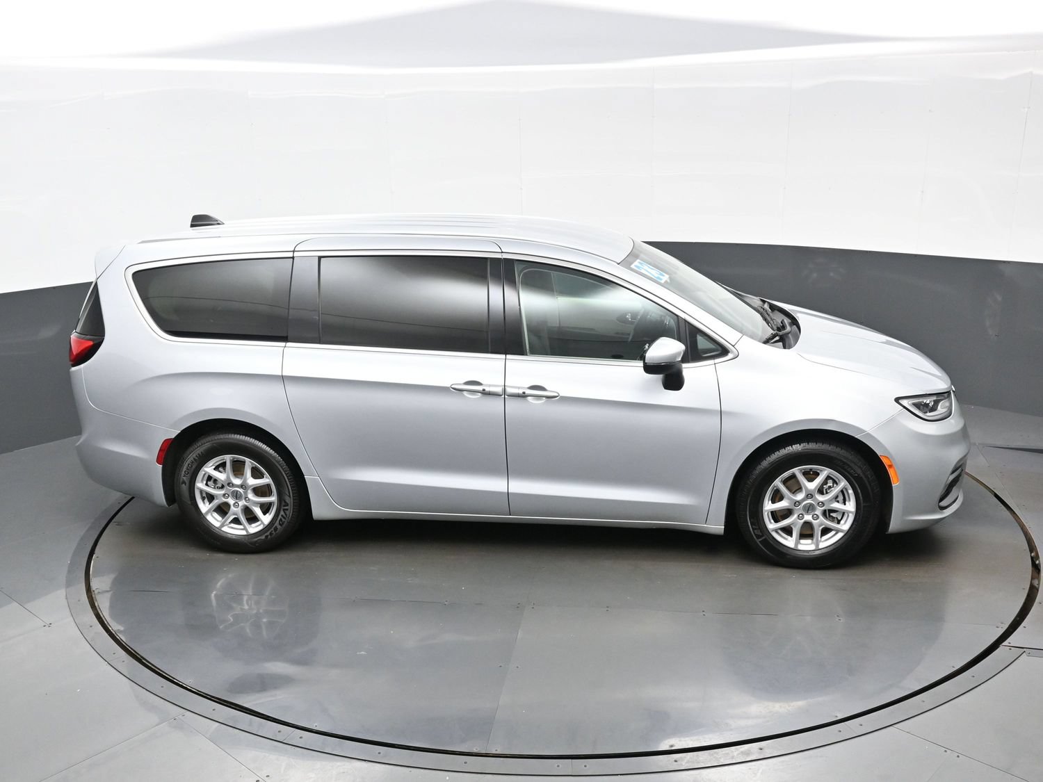 Used 2023 Chrysler Pacifica Touring-L FWD image 42
