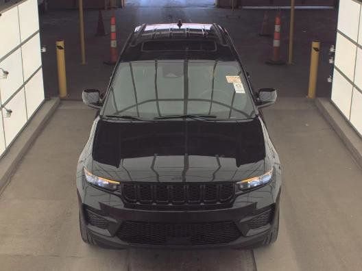 Used 2023 Jeep Grand Cherokee Altitude image 5