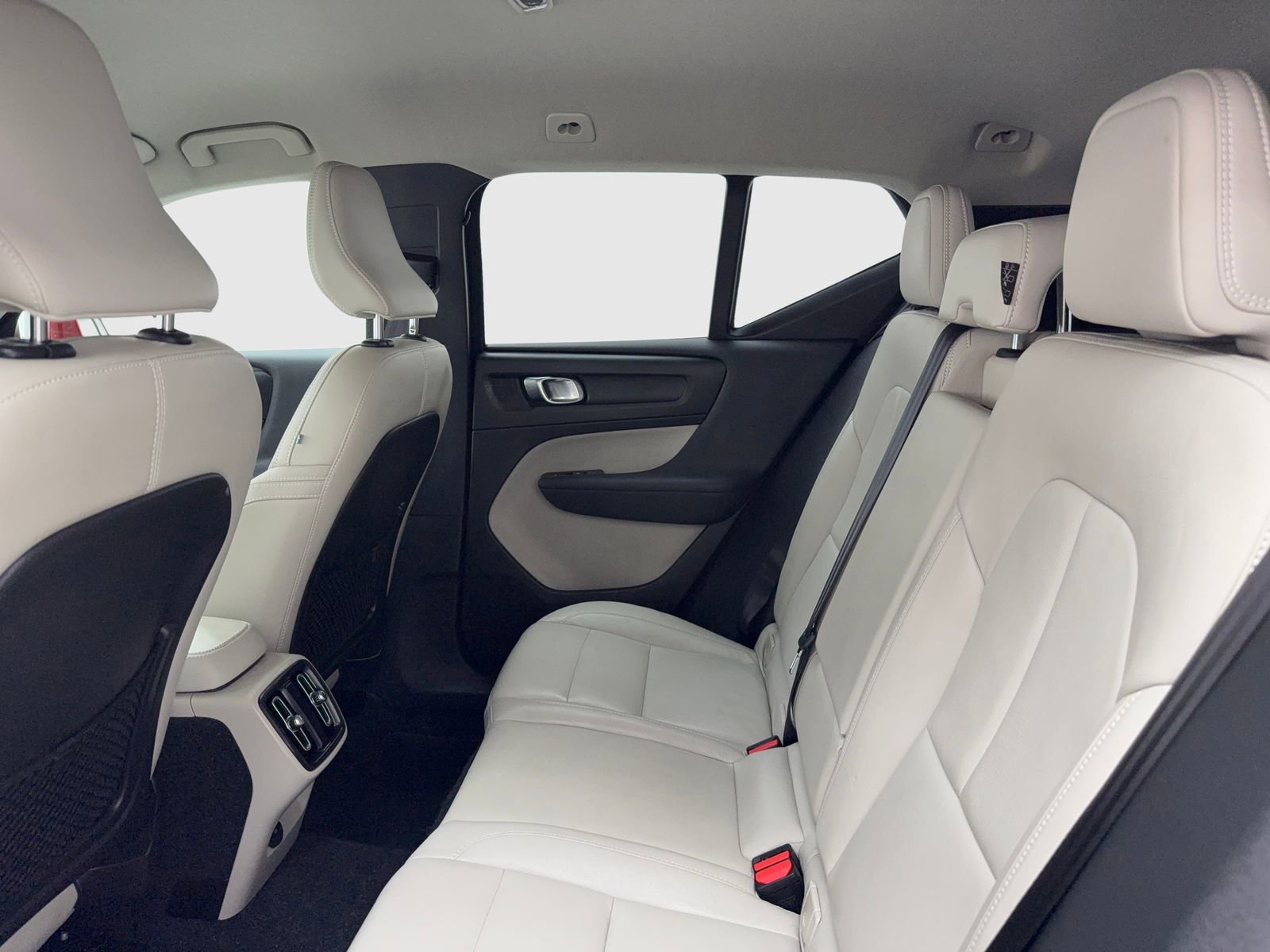 Used 2019 Volvo XC40 T4 Momentum image 39