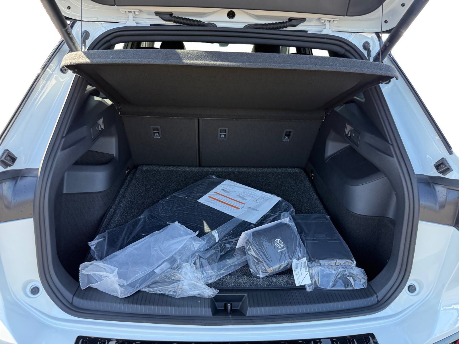 New 2026 Volkswagen Tiguan SE R-Line AWD/4WD image 17
