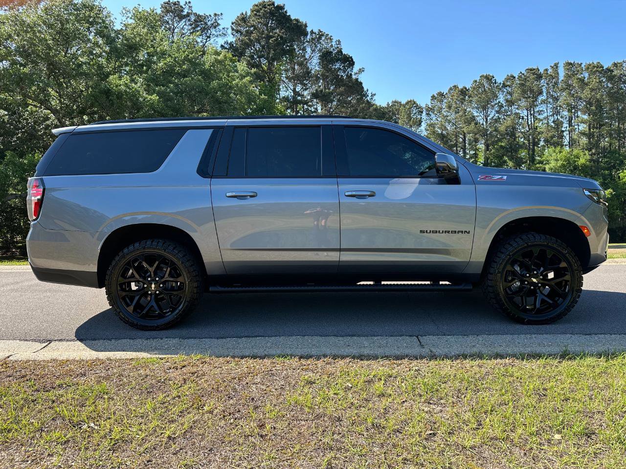Used 2022 Chevrolet Suburban Z71 w/ Luxury Package AWD/4WD image 4