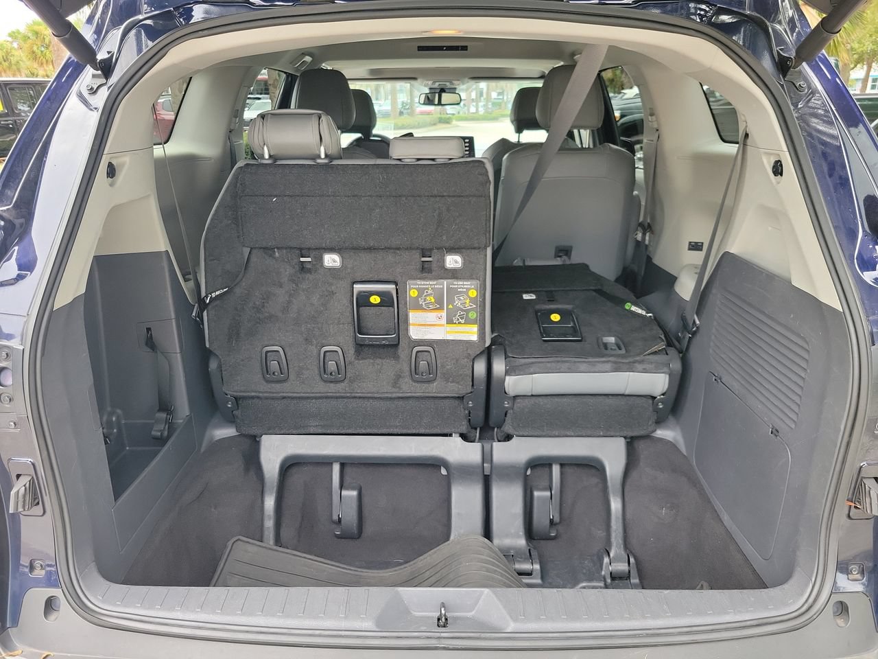 Used 2023 Toyota Sienna XLE FWD image 8