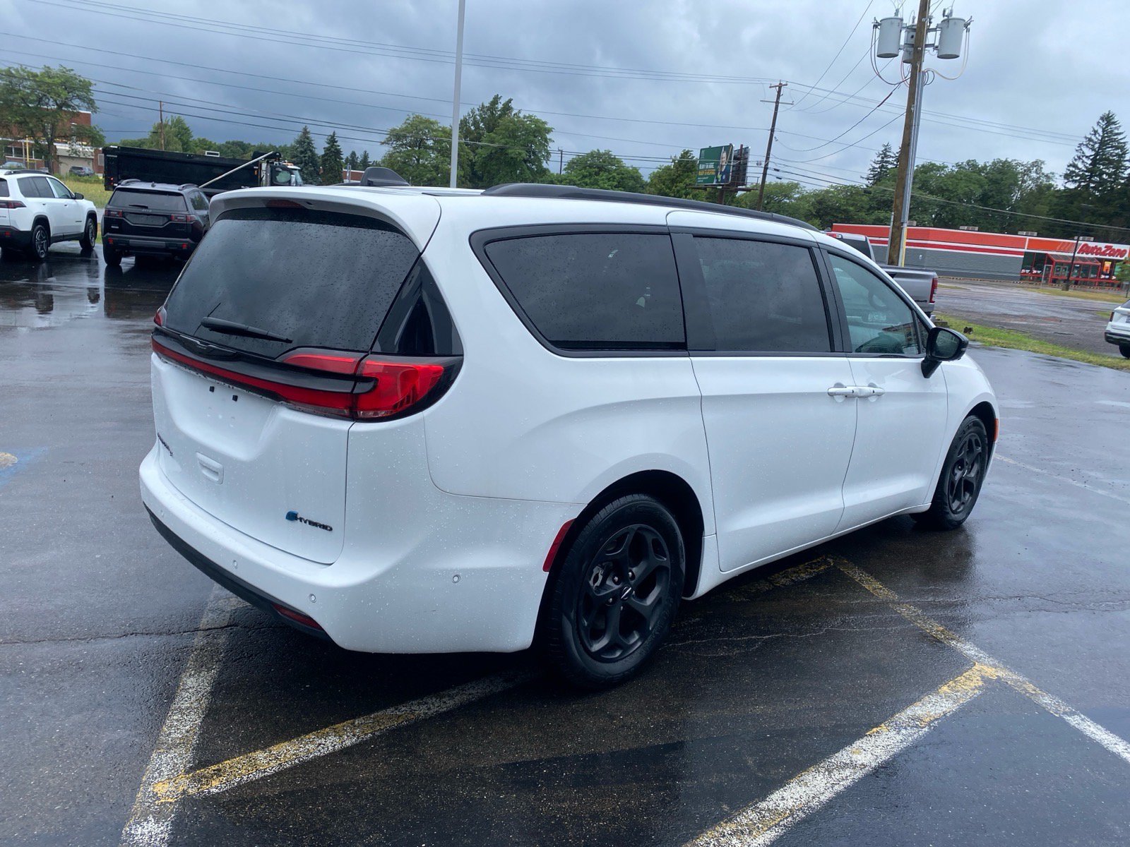 Used 2024 Chrysler Pacifica Premium FWD image 5