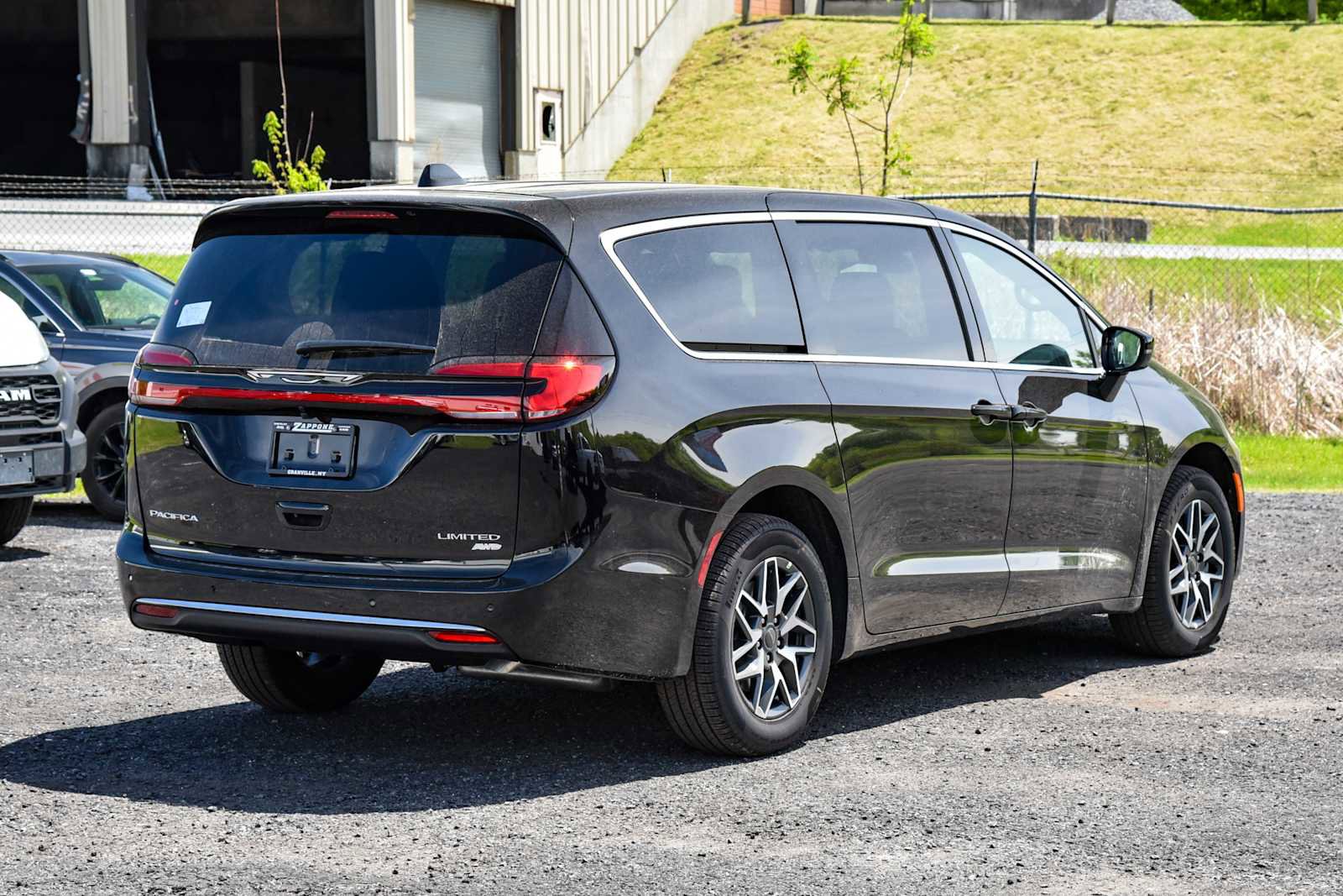 New 2027 Chrysler Pacifica Limited AWD/4WD image 3