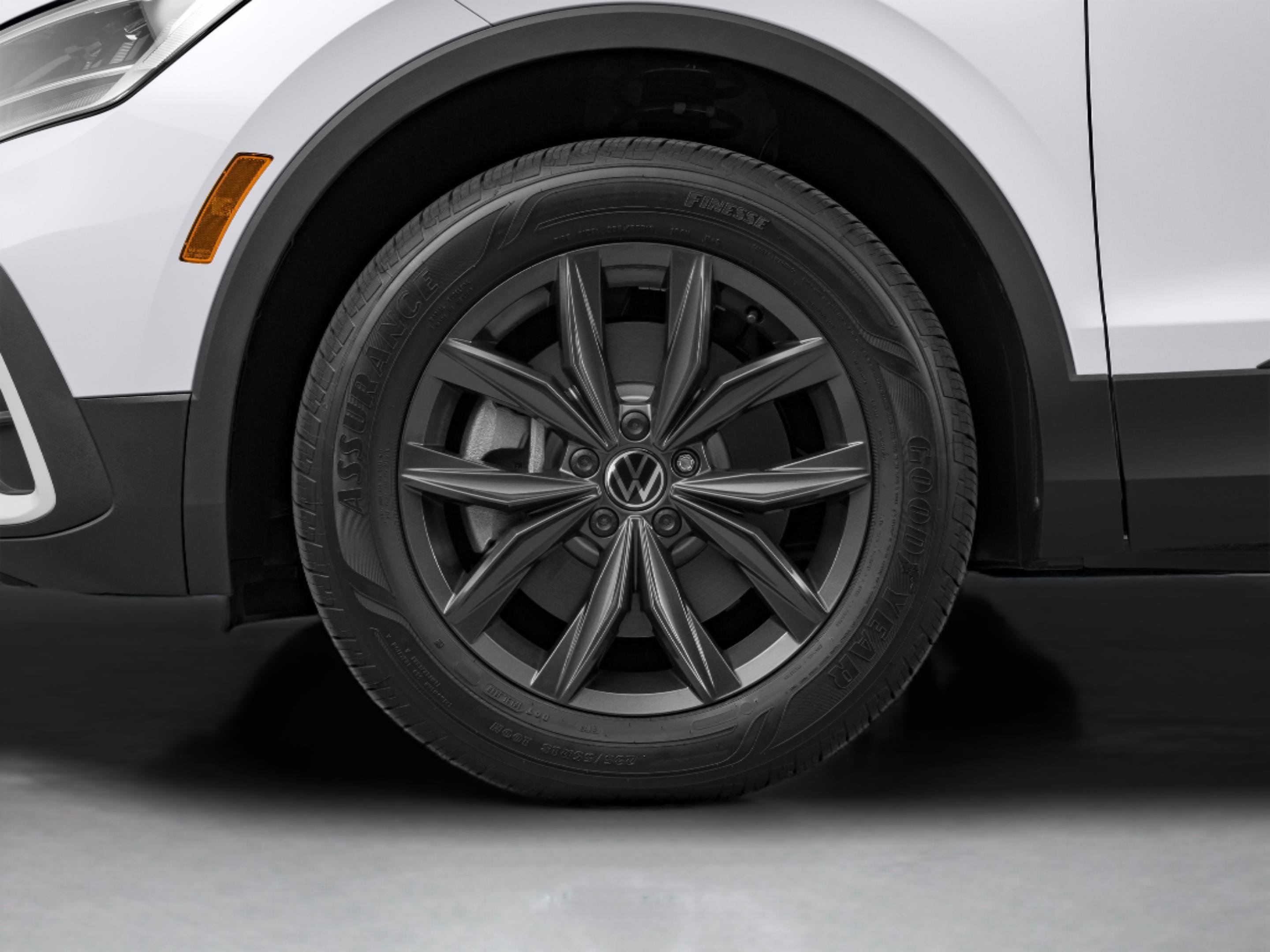 Used 2024 Volkswagen Tiguan SE w/ Panoramic Sunroof Package FWD image 49