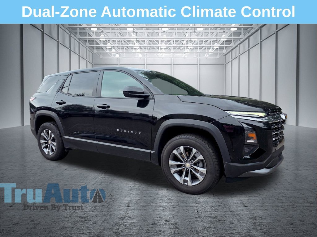 Used 2026 Chevrolet Equinox LT w/ Convenience Package II FWD image 2