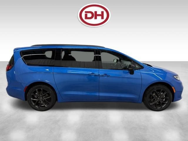 New 2026 Chrysler Pacifica Select w/ S Appearance Package AWD/4WD image 2