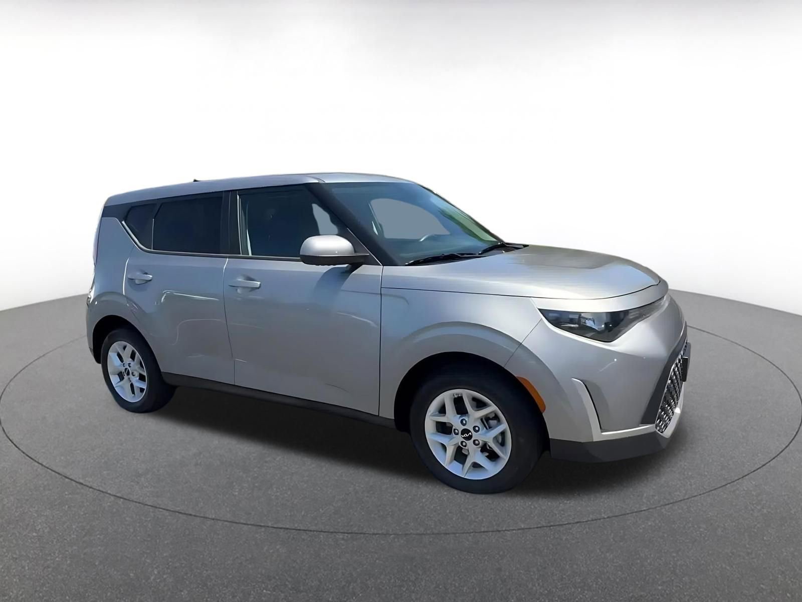 Used 2025 Kia Soul LX w/ LX Technology Package FWD image 2