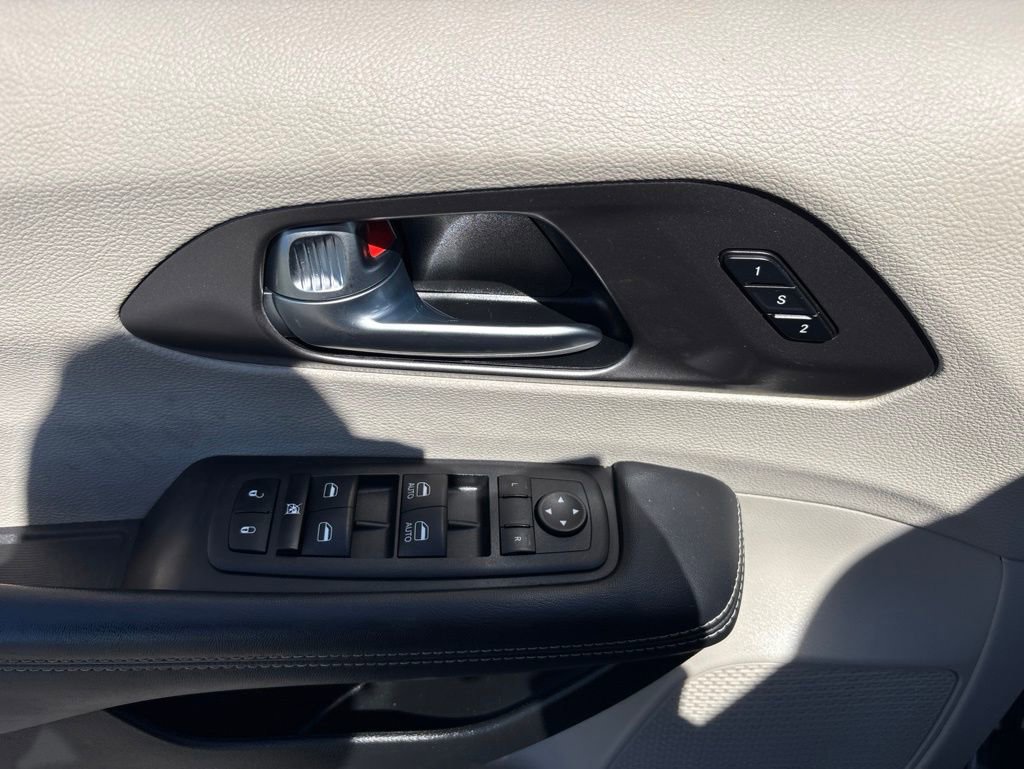 Used 2023 Chrysler Pacifica Touring-L FWD image 16