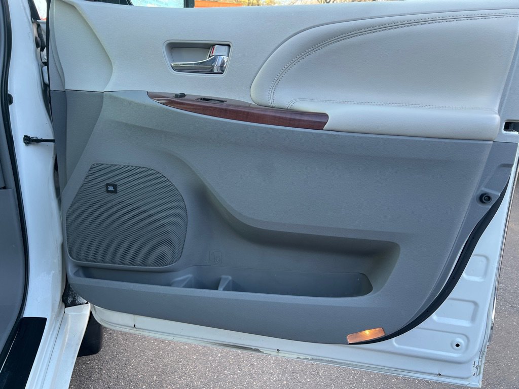 Used 2014 Toyota Sienna Limited w/ Limited Premium Package image 12