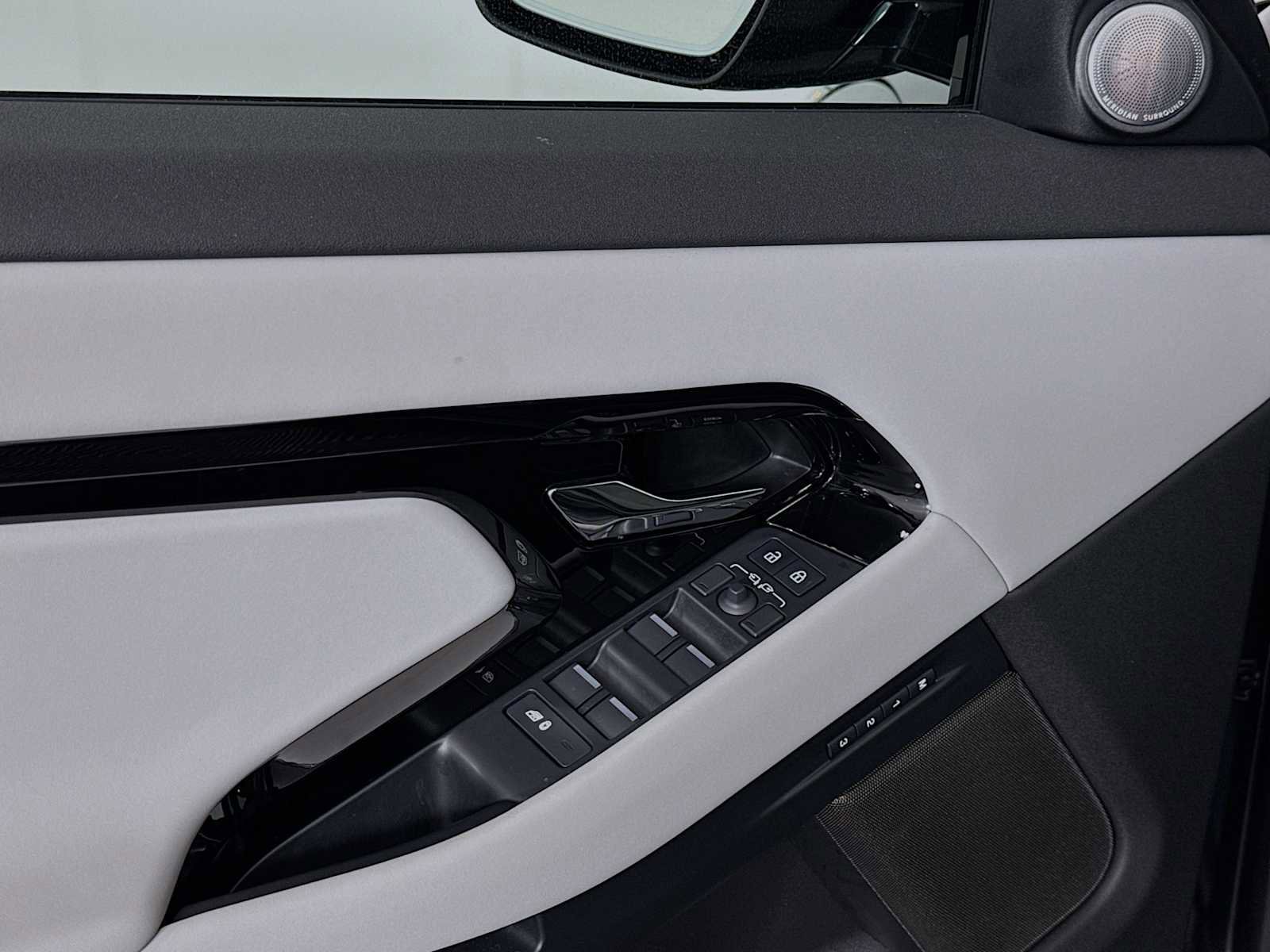 Used 2025 Land Rover Range Rover Evoque Dynamic SE AWD/4WD image 18
