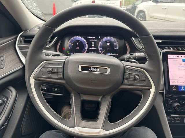 Used 2023 Jeep Grand Cherokee Limited w/ Black Appearance Package AWD/4WD image 16