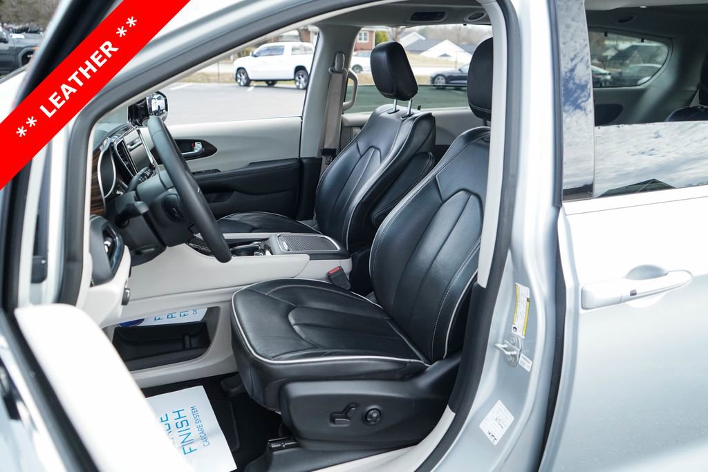 Used 2024 Chrysler Pacifica Limited image 7