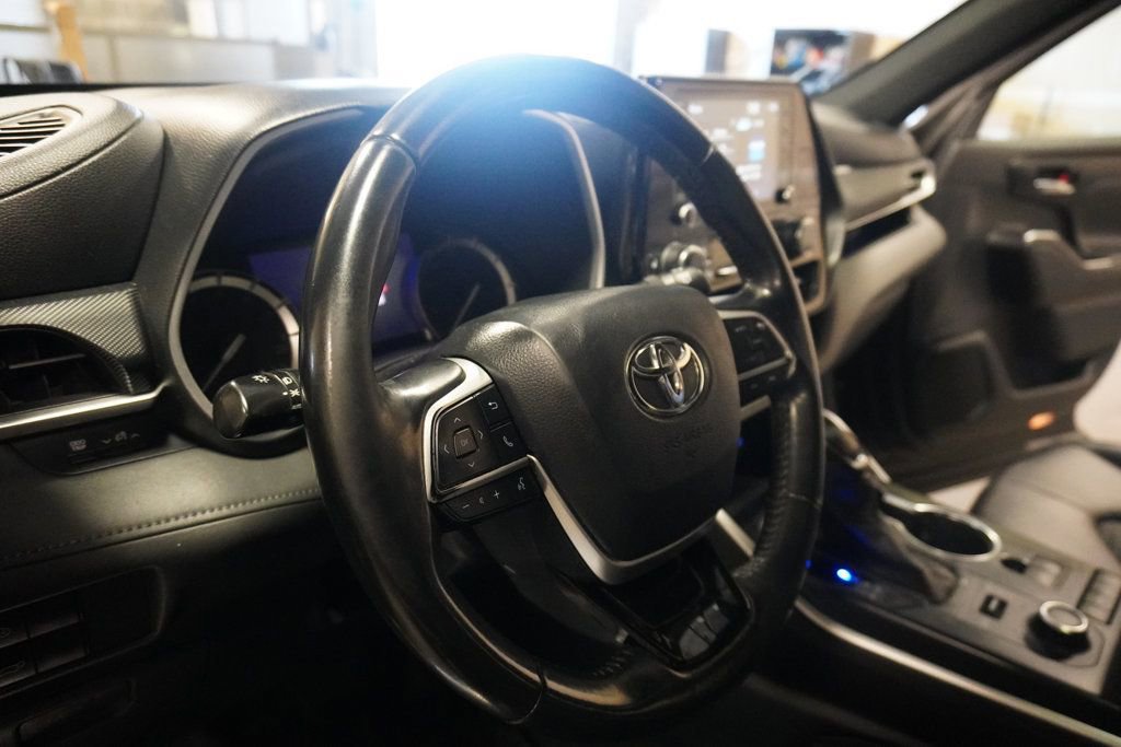 Used 2022 Toyota Highlander XSE AWD/4WD image 13