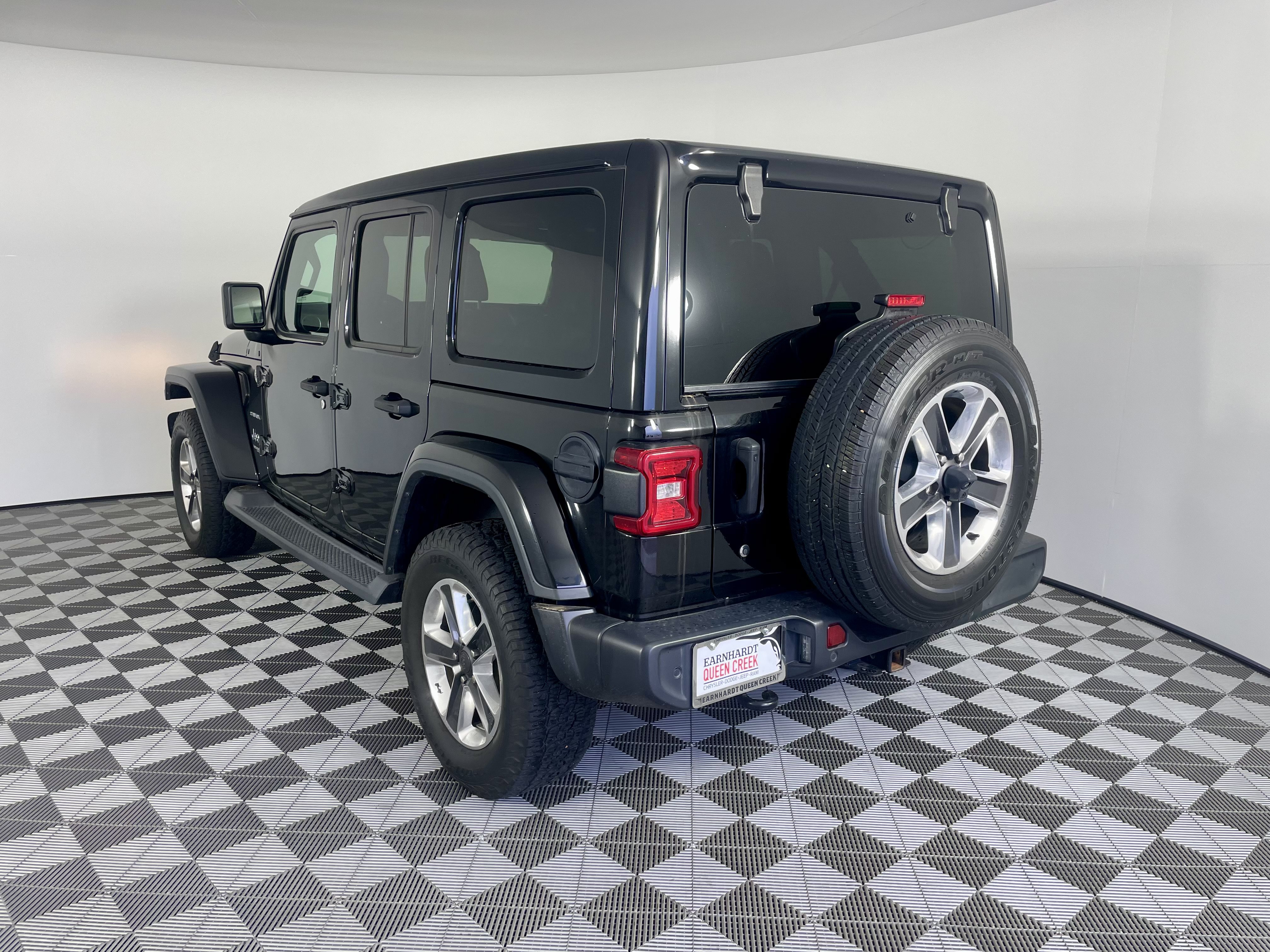 Used 2018 Jeep Wrangler Unlimited Sahara AWD/4WD image 3