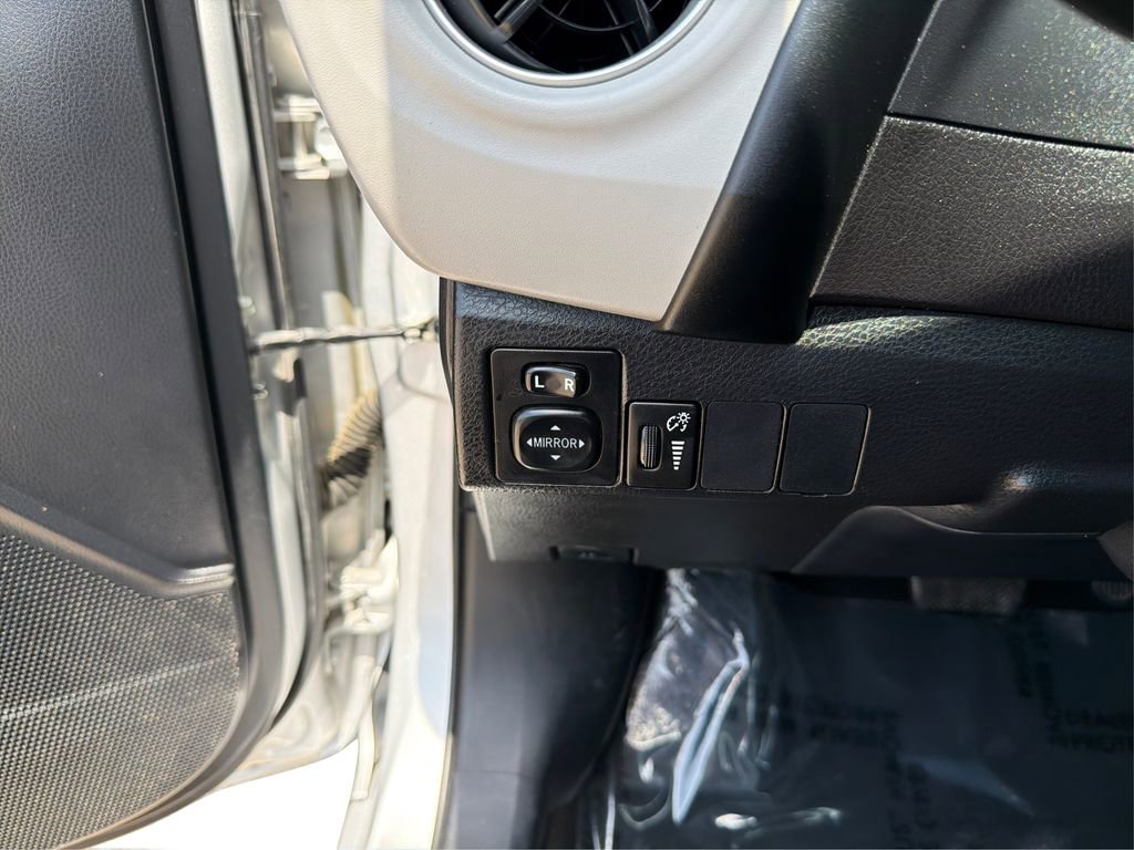 Used 2018 Toyota Corolla LE image 18