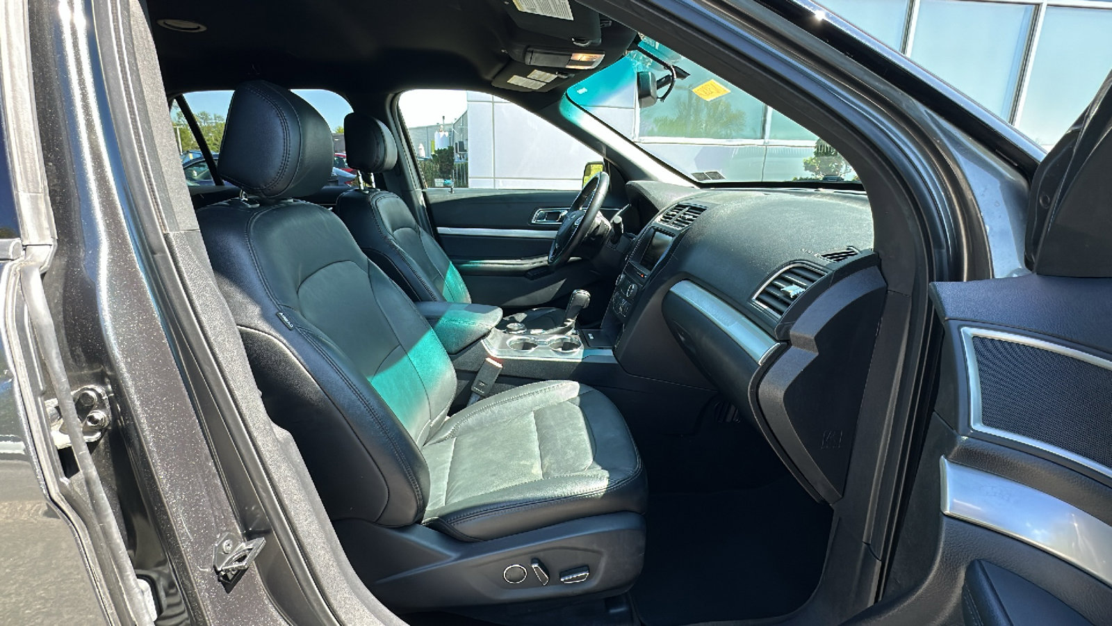 Used 2016 Ford Explorer XLT w/ Equipment Group 202A AWD/4WD image 24