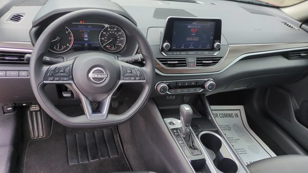 Used 2024 Nissan Altima 2.5 SV FWD image 16