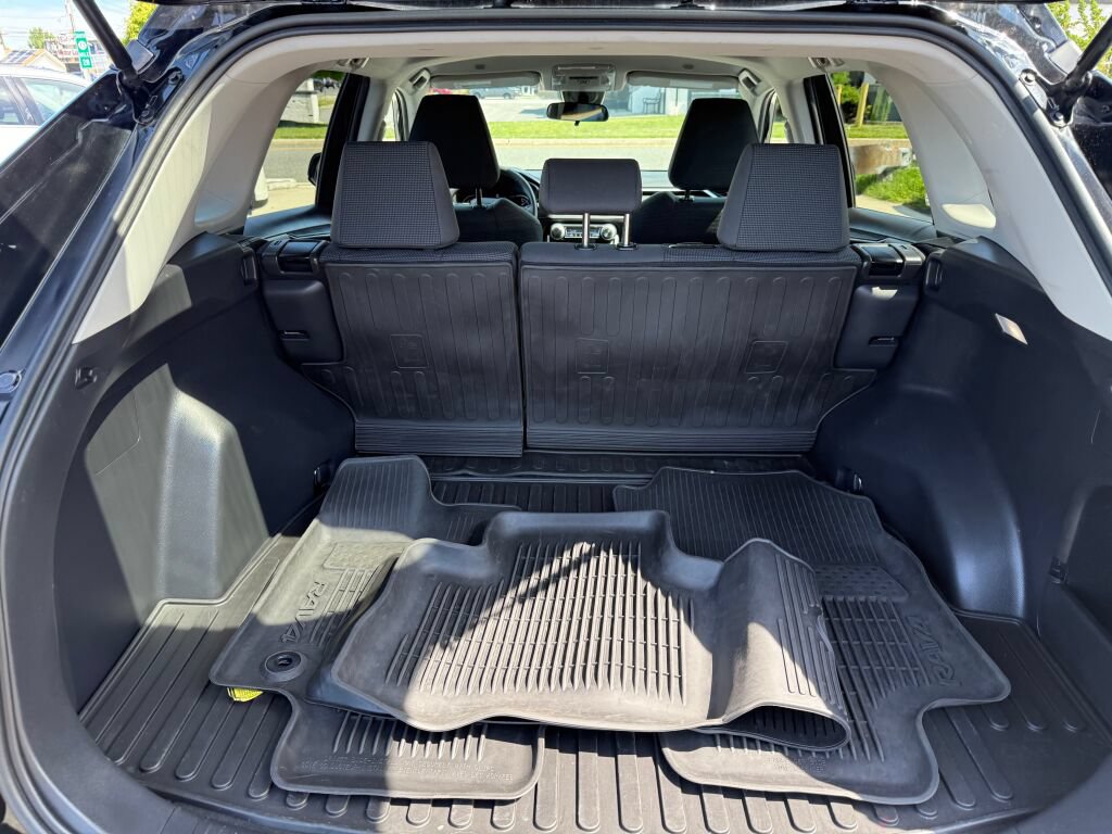 Used 2023 Toyota RAV4 LE AWD/4WD image 30