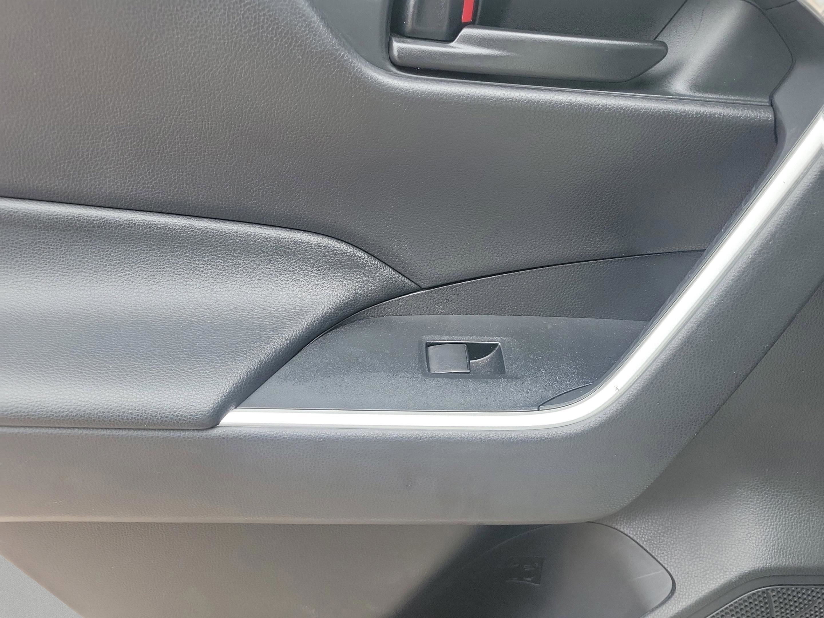 Used 2020 Toyota RAV4 LE image 8