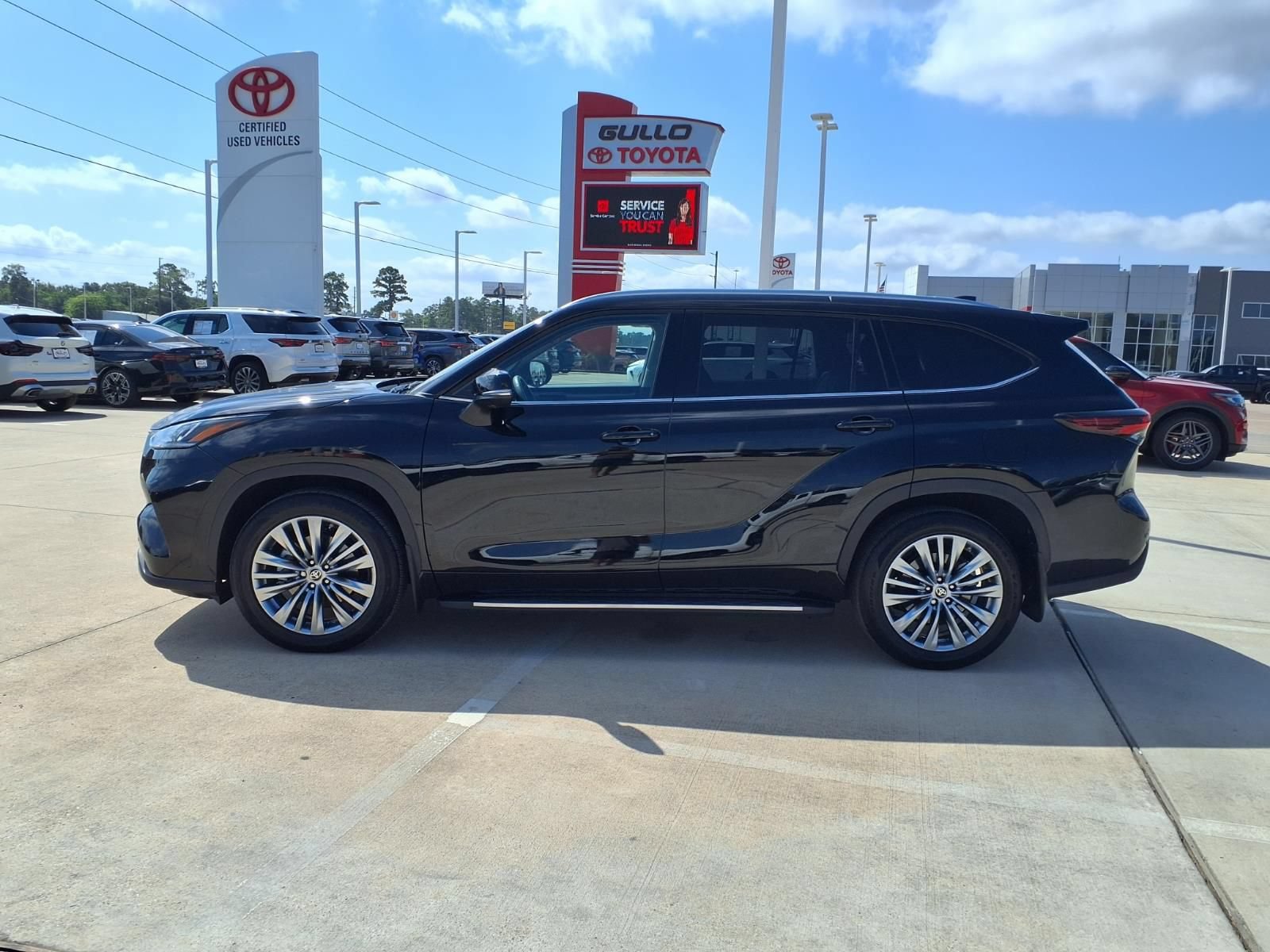 Certified 2024 Toyota Highlander Platinum FWD image 8