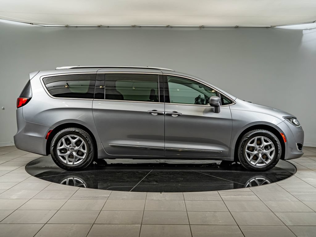 Used 2018 Chrysler Pacifica Touring-L Plus w/ Tire & Wheel Group FWD image 4
