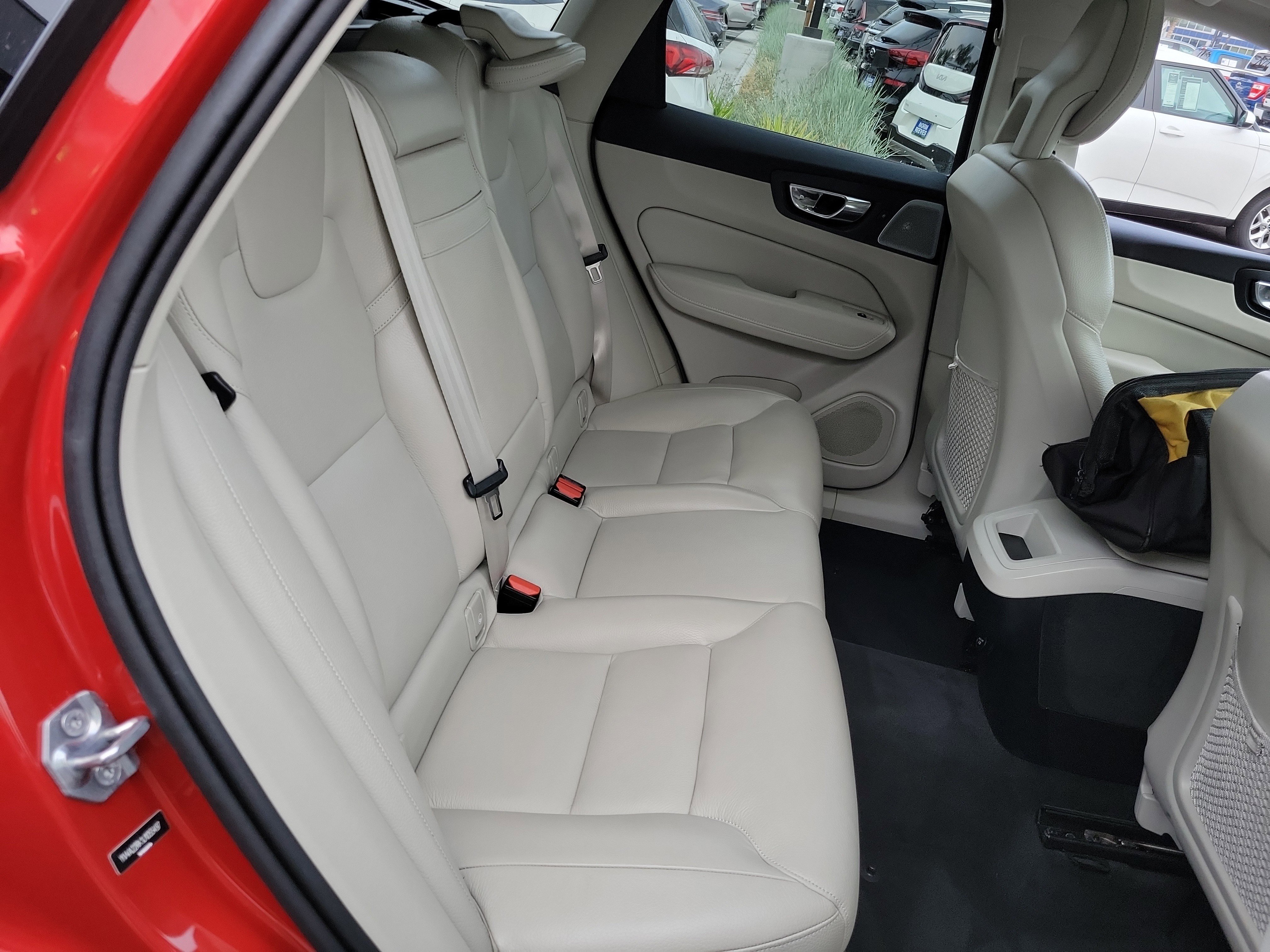 Used 2018 Volvo XC60 T6 Momentum w/ Convenience Package image 22