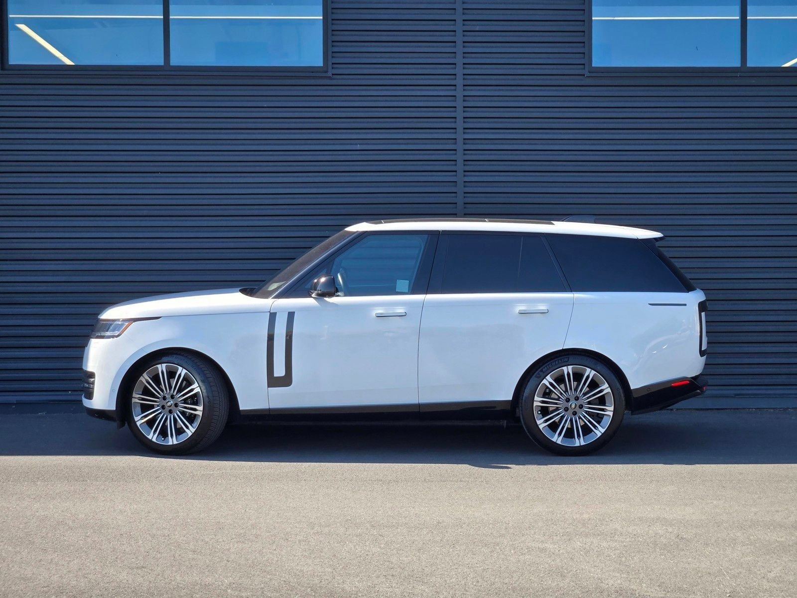 Used 2023 Land Rover Range Rover SE AWD/4WD image 4