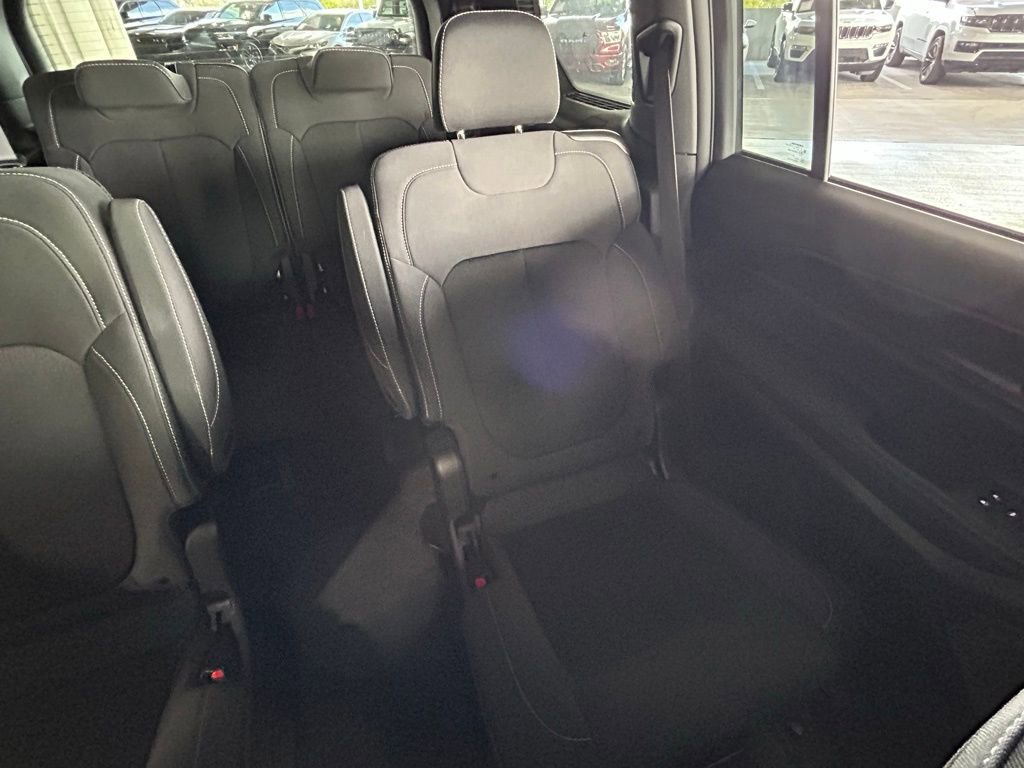 Used 2025 Jeep Grand Cherokee L Laredo image 14