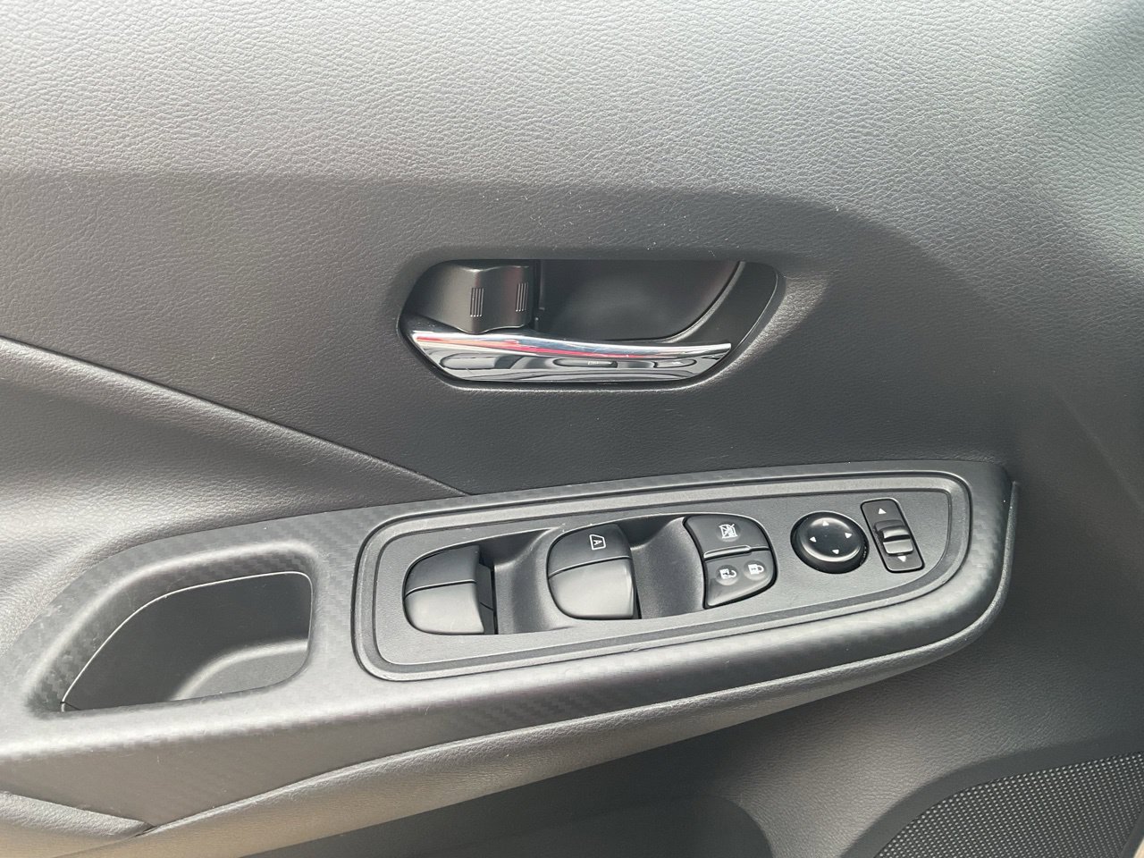 Used 2025 Nissan Versa SV FWD image 18
