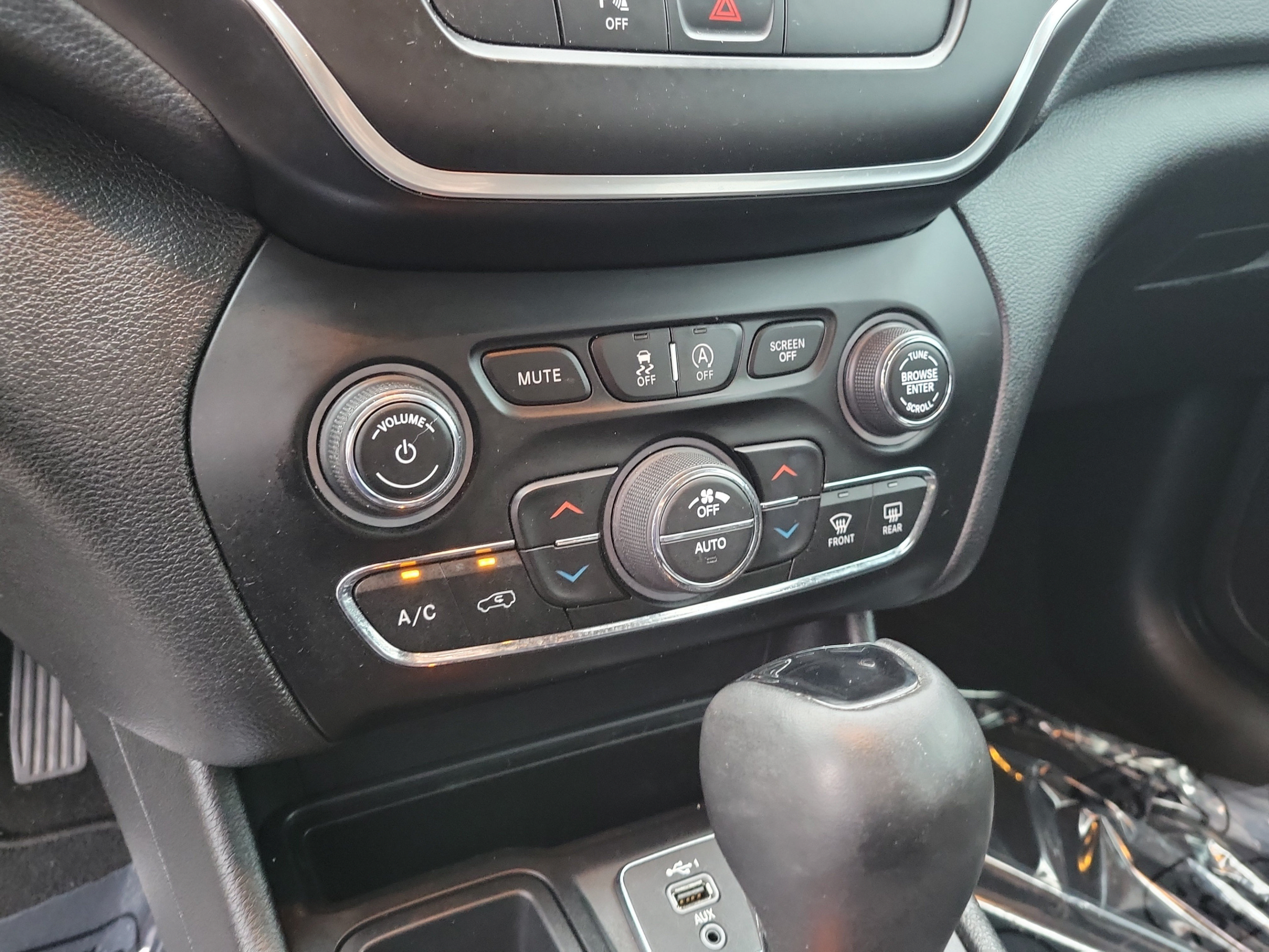 Used 2020 Jeep Cherokee Latitude Plus FWD image 16