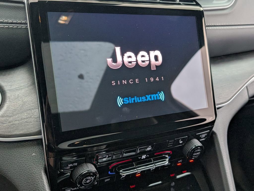 New 2025 Jeep Grand Cherokee Limited w/ Black Appearance Package image 16