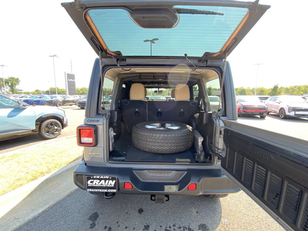 Used 2022 Jeep Wrangler Unlimited Sahara AWD/4WD image 10