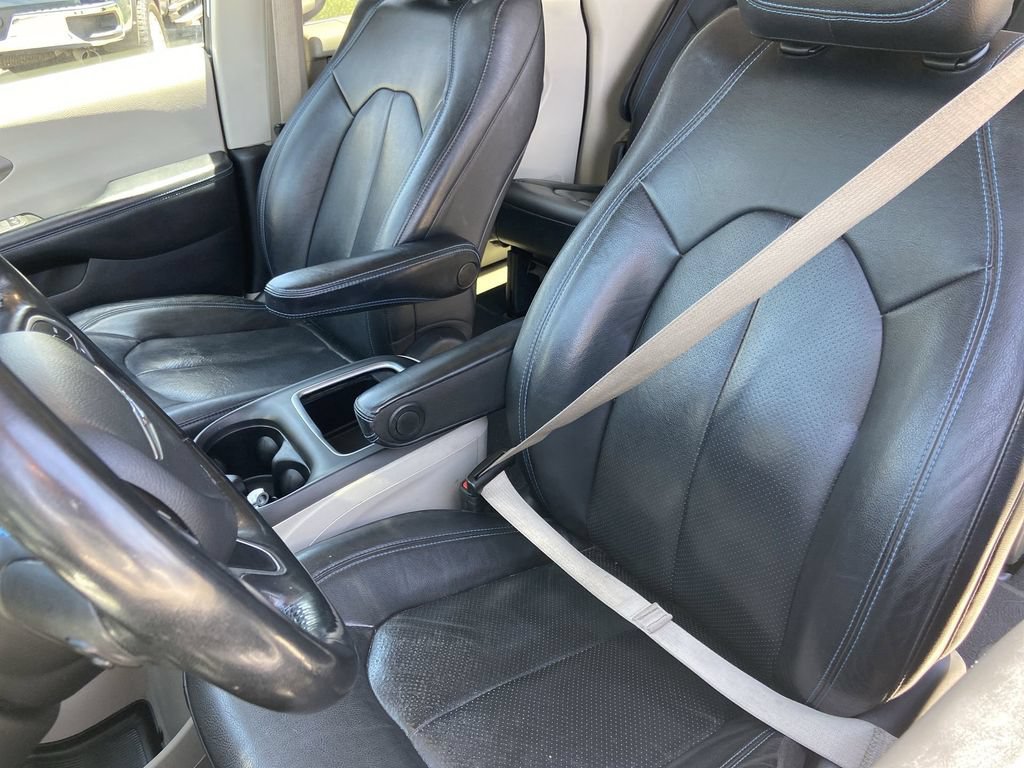 Used 2021 Chrysler Pacifica Touring-L FWD image 14