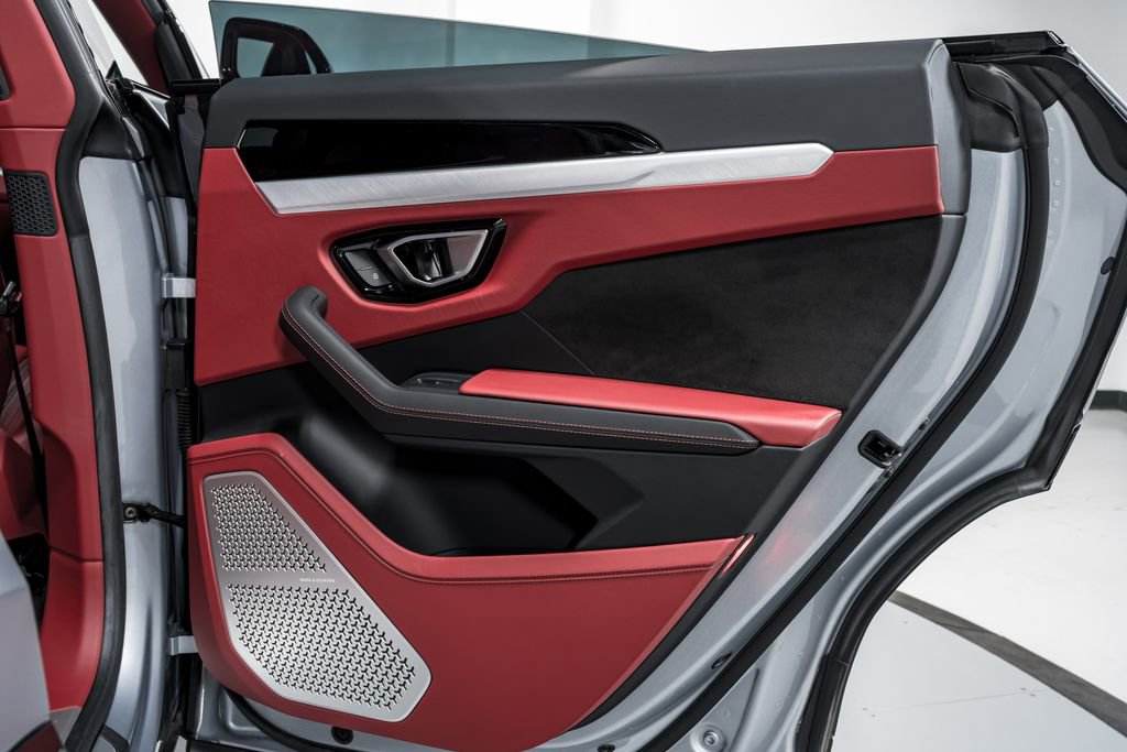 Used 2022 Lamborghini Urus AWD/4WD image 32