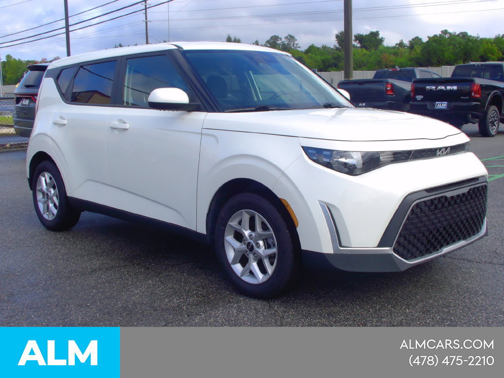 Used 2025 Kia Soul LX w/ LX Technology Package FWD image 4