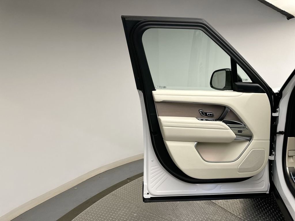 New 2025 Land Rover Range Rover SE image 8