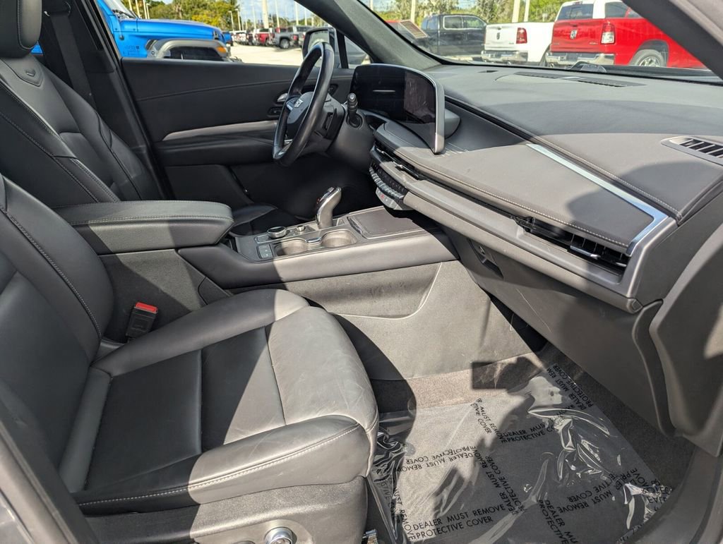 Used 2024 Cadillac XT4 Premium Luxury image 9