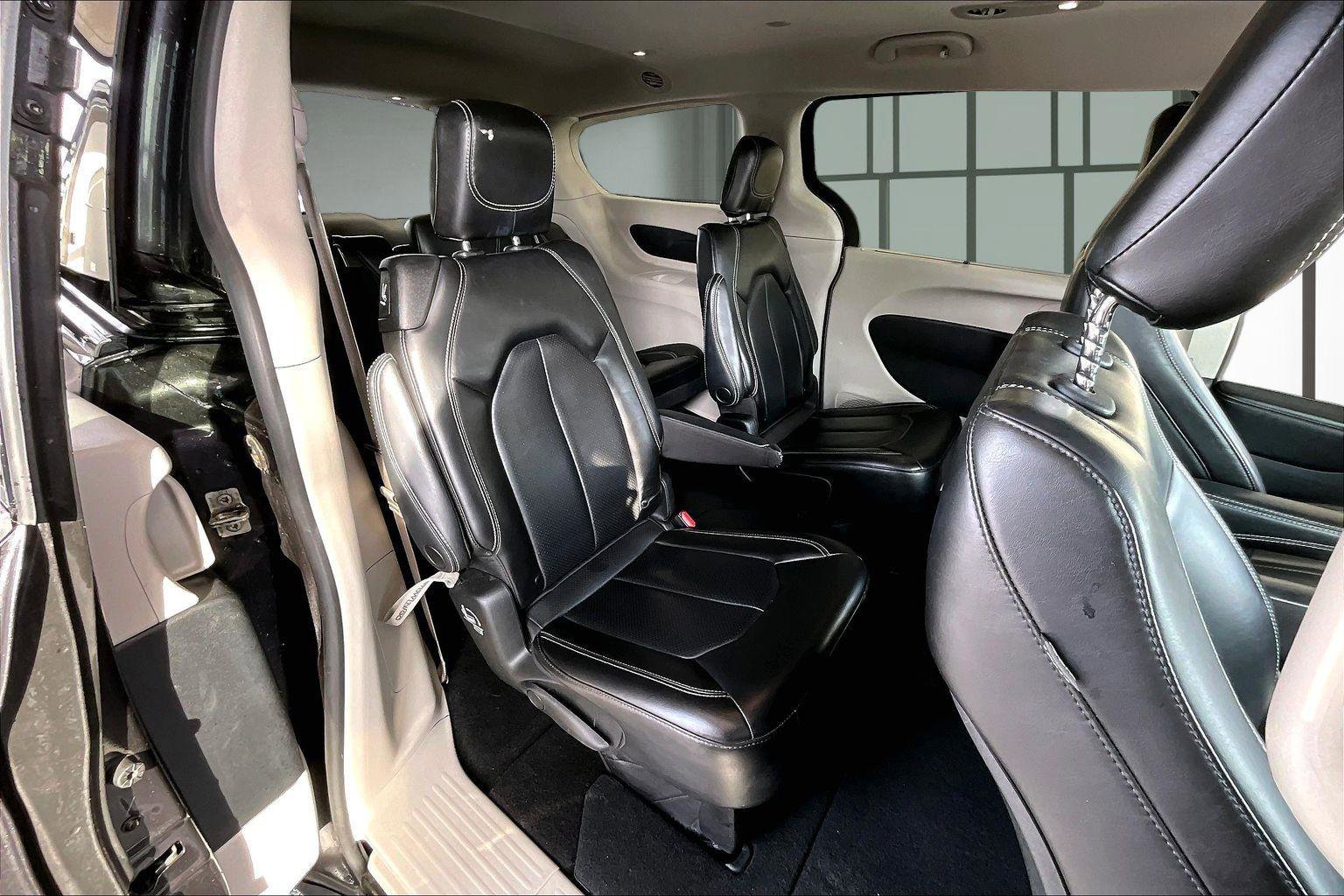 Used 2023 Chrysler Pacifica Touring-L image 28